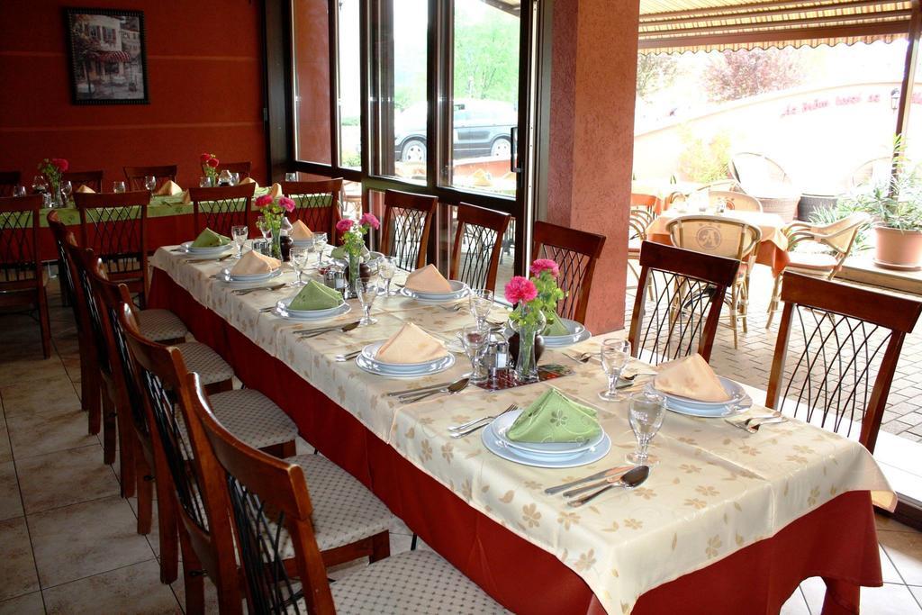 Ambrozia Etterem Es Panzio Bed & Breakfast Kazincbarcika Ngoại thất bức ảnh