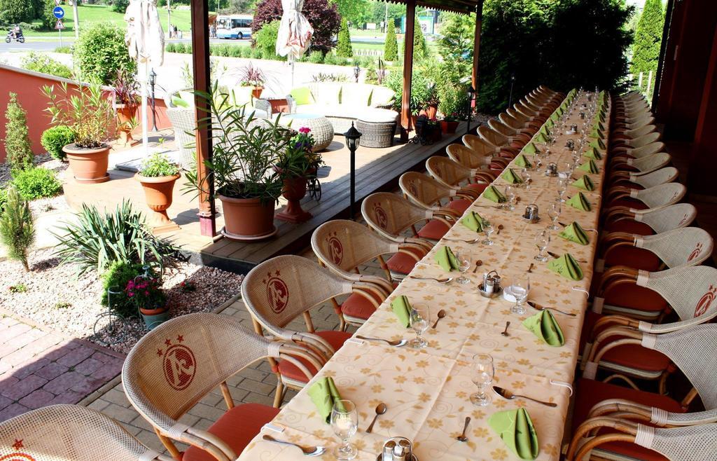 Ambrozia Etterem Es Panzio Bed & Breakfast Kazincbarcika Ngoại thất bức ảnh