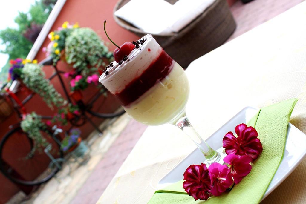 Ambrozia Etterem Es Panzio Bed & Breakfast Kazincbarcika Ngoại thất bức ảnh