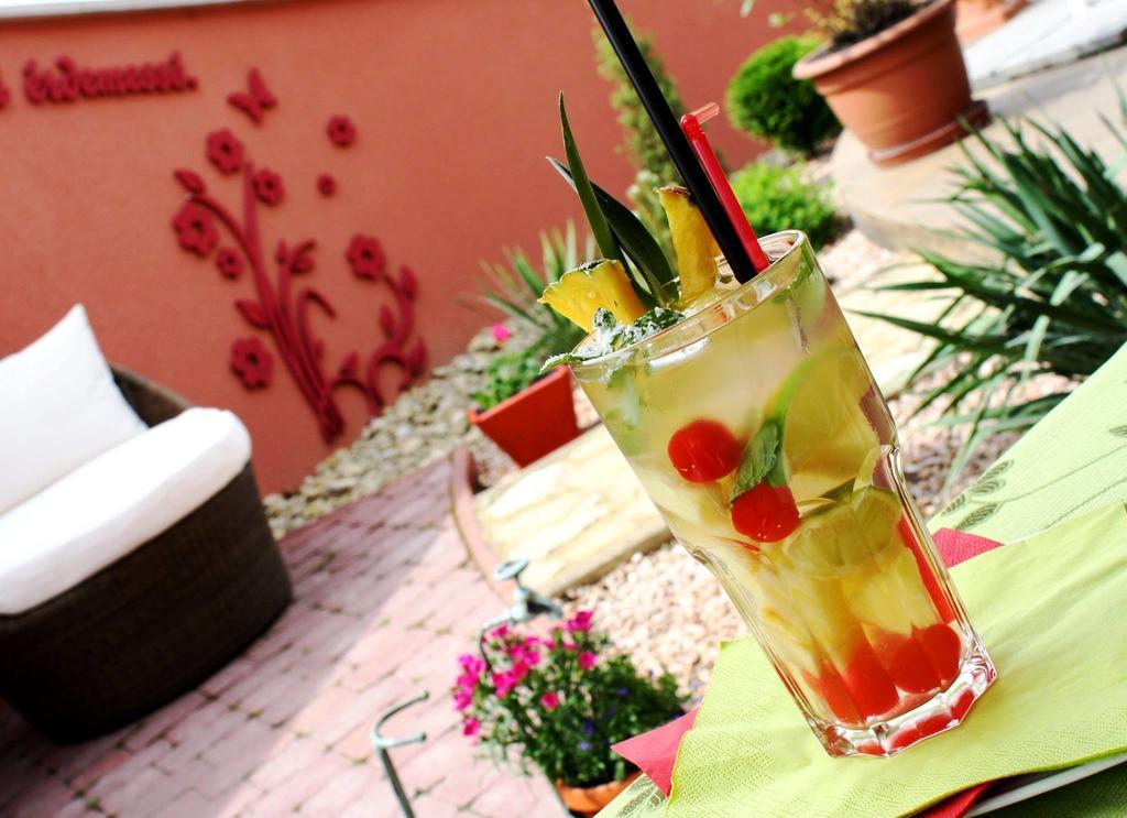 Ambrozia Etterem Es Panzio Bed & Breakfast Kazincbarcika Ngoại thất bức ảnh