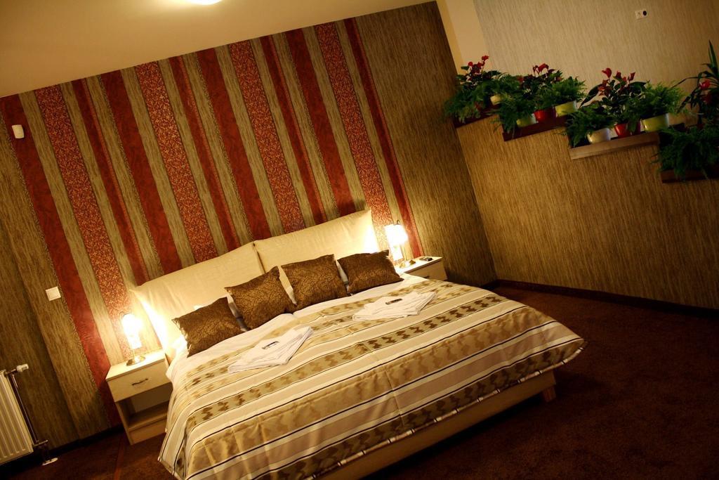Ambrozia Etterem Es Panzio Bed & Breakfast Kazincbarcika Phòng bức ảnh