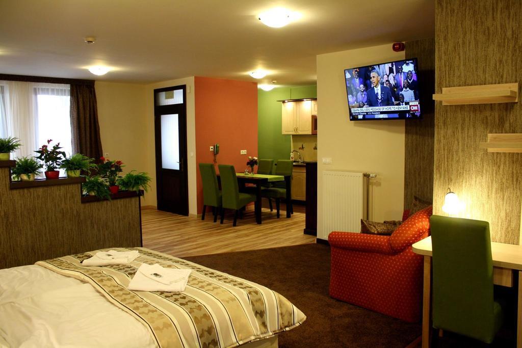 Ambrozia Etterem Es Panzio Bed & Breakfast Kazincbarcika Phòng bức ảnh