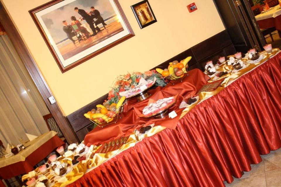 Ambrozia Etterem Es Panzio Bed & Breakfast Kazincbarcika Ngoại thất bức ảnh
