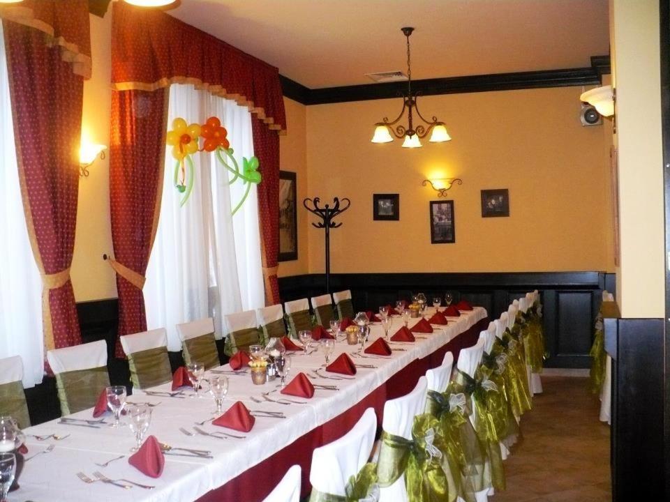 Ambrozia Etterem Es Panzio Bed & Breakfast Kazincbarcika Ngoại thất bức ảnh