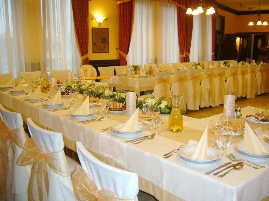Ambrozia Etterem Es Panzio Bed & Breakfast Kazincbarcika Ngoại thất bức ảnh