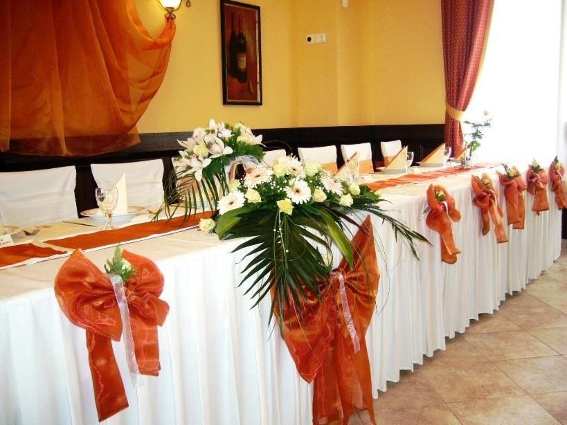 Ambrozia Etterem Es Panzio Bed & Breakfast Kazincbarcika Ngoại thất bức ảnh