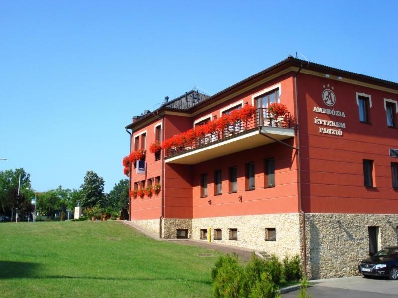 Ambrozia Etterem Es Panzio Bed & Breakfast Kazincbarcika Ngoại thất bức ảnh