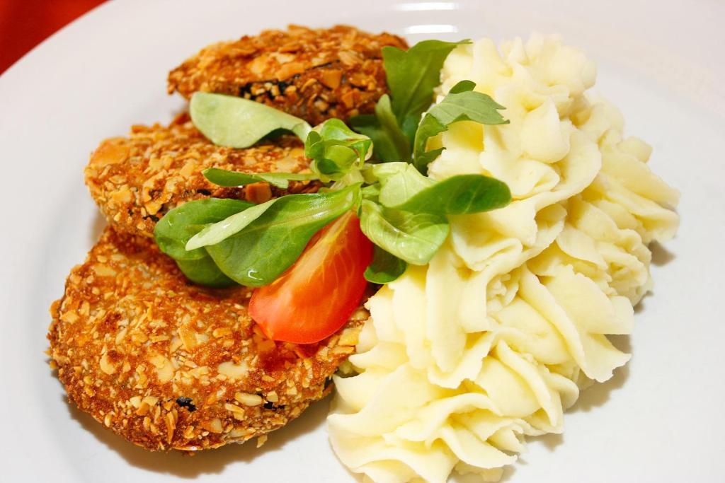 Ambrozia Etterem Es Panzio Bed & Breakfast Kazincbarcika Ngoại thất bức ảnh