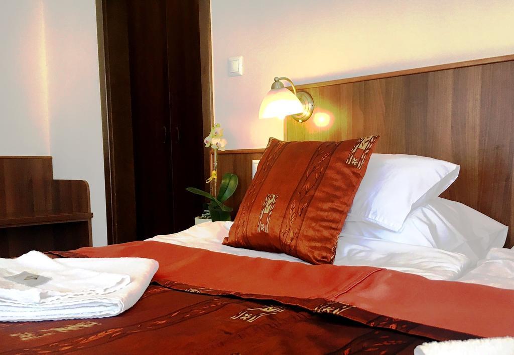 Ambrozia Etterem Es Panzio Bed & Breakfast Kazincbarcika Ngoại thất bức ảnh