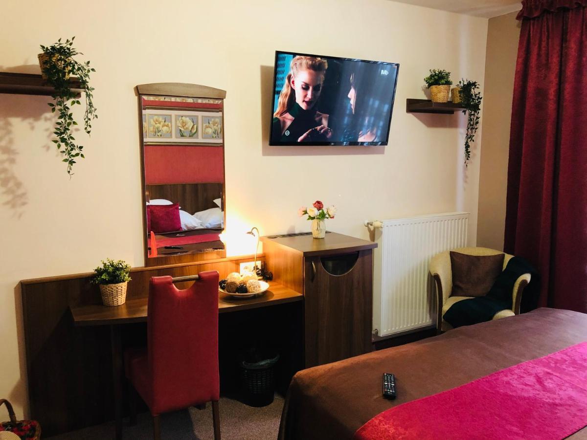 Ambrozia Etterem Es Panzio Bed & Breakfast Kazincbarcika Ngoại thất bức ảnh