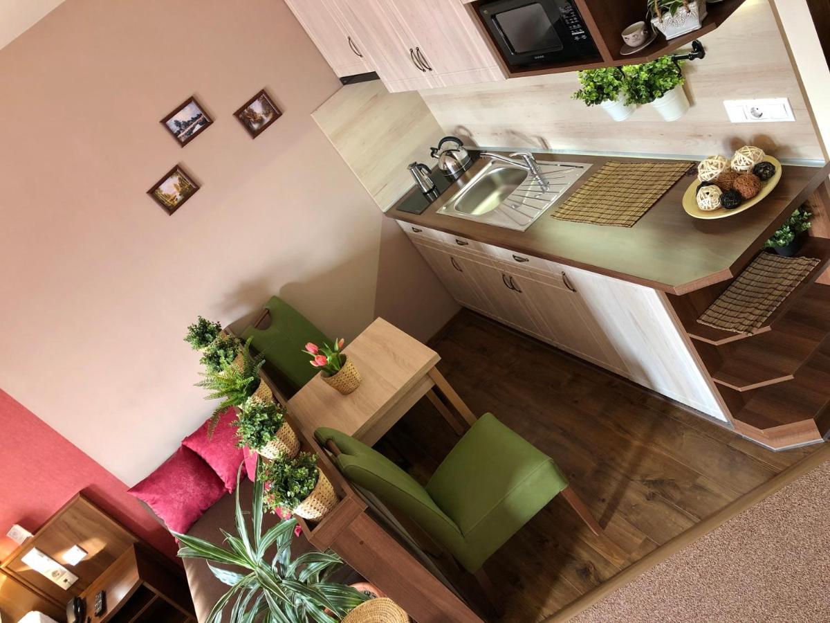 Ambrozia Etterem Es Panzio Bed & Breakfast Kazincbarcika Ngoại thất bức ảnh