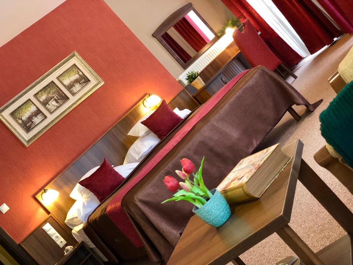 Ambrozia Etterem Es Panzio Bed & Breakfast Kazincbarcika Ngoại thất bức ảnh