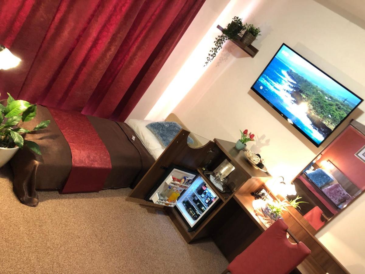Ambrozia Etterem Es Panzio Bed & Breakfast Kazincbarcika Ngoại thất bức ảnh