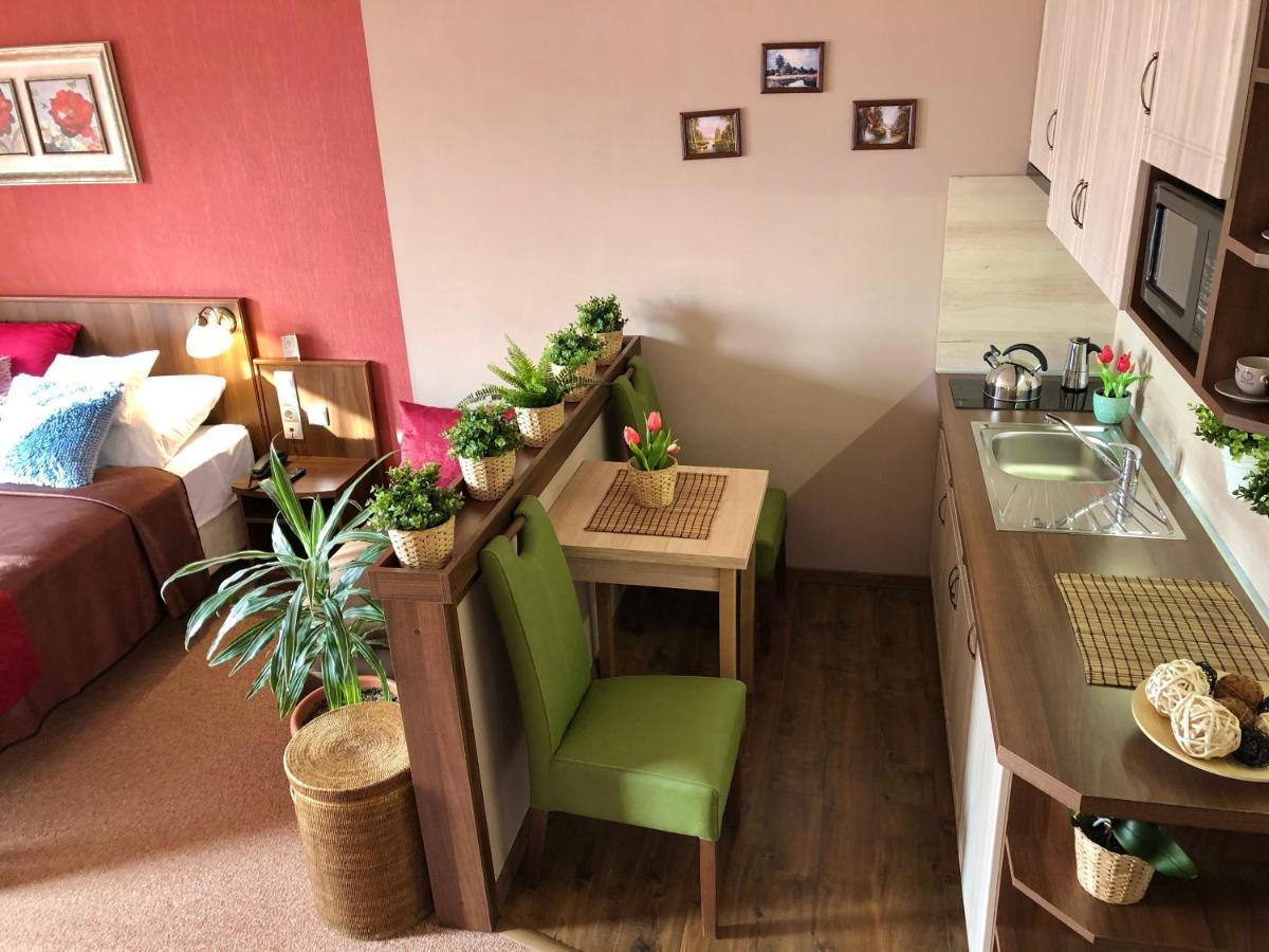 Ambrozia Etterem Es Panzio Bed & Breakfast Kazincbarcika Ngoại thất bức ảnh